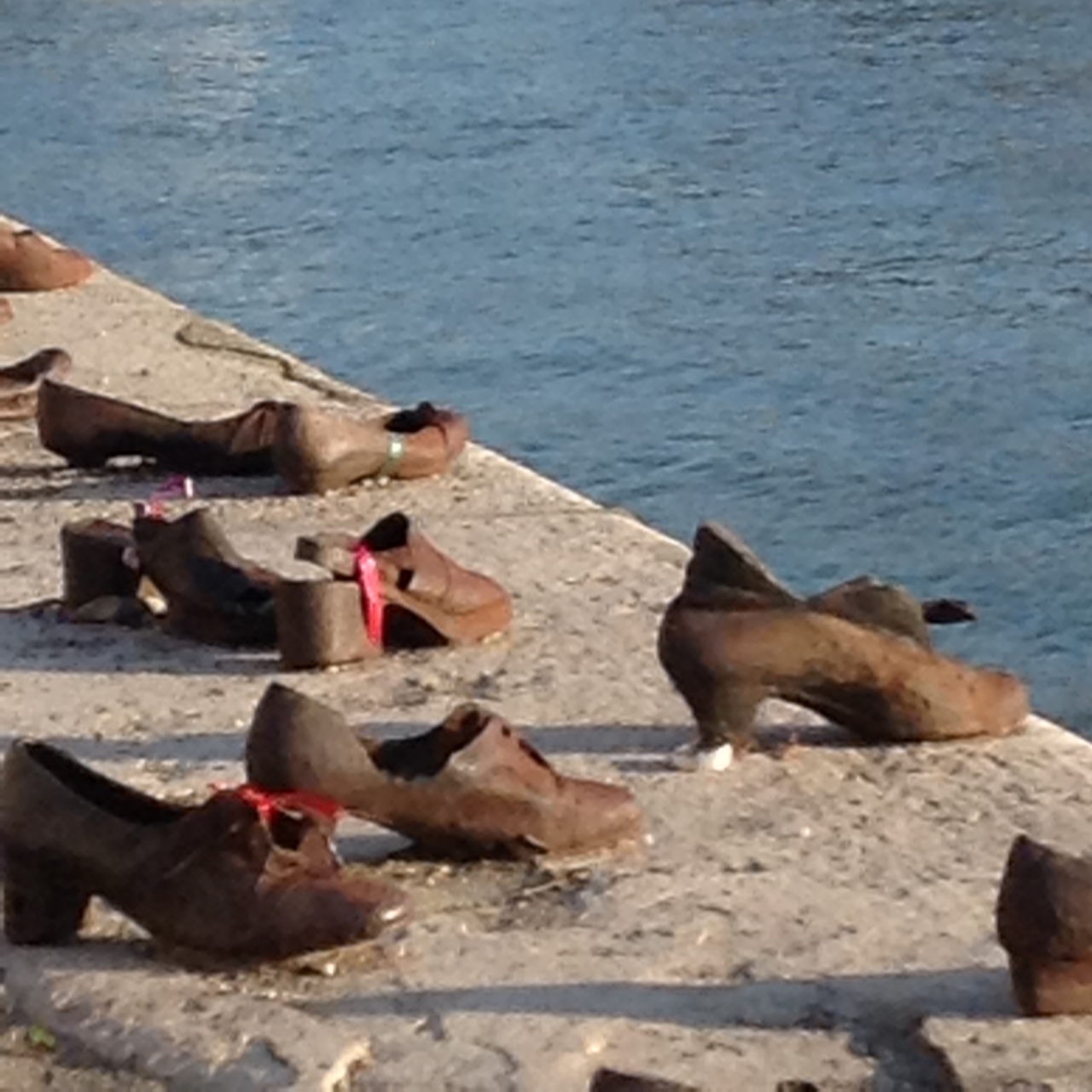 Top 27+ Wallpapers what does the memorial ‘the shoes on the danube promenade’ commemorate? Full HD, 2k, 4k