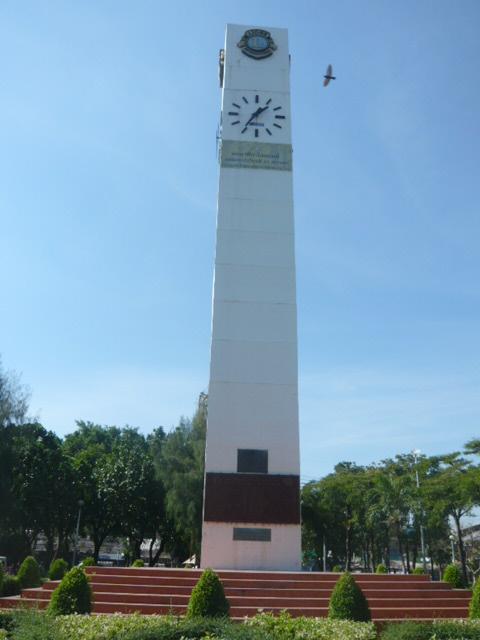 チャトゥチャック公園の中央には、時計塔が建てられています。