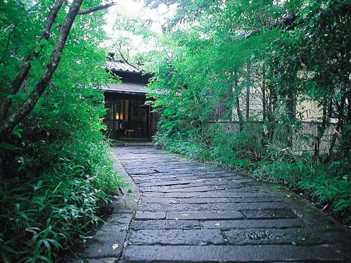 静寂な森の宿 山しのぶ