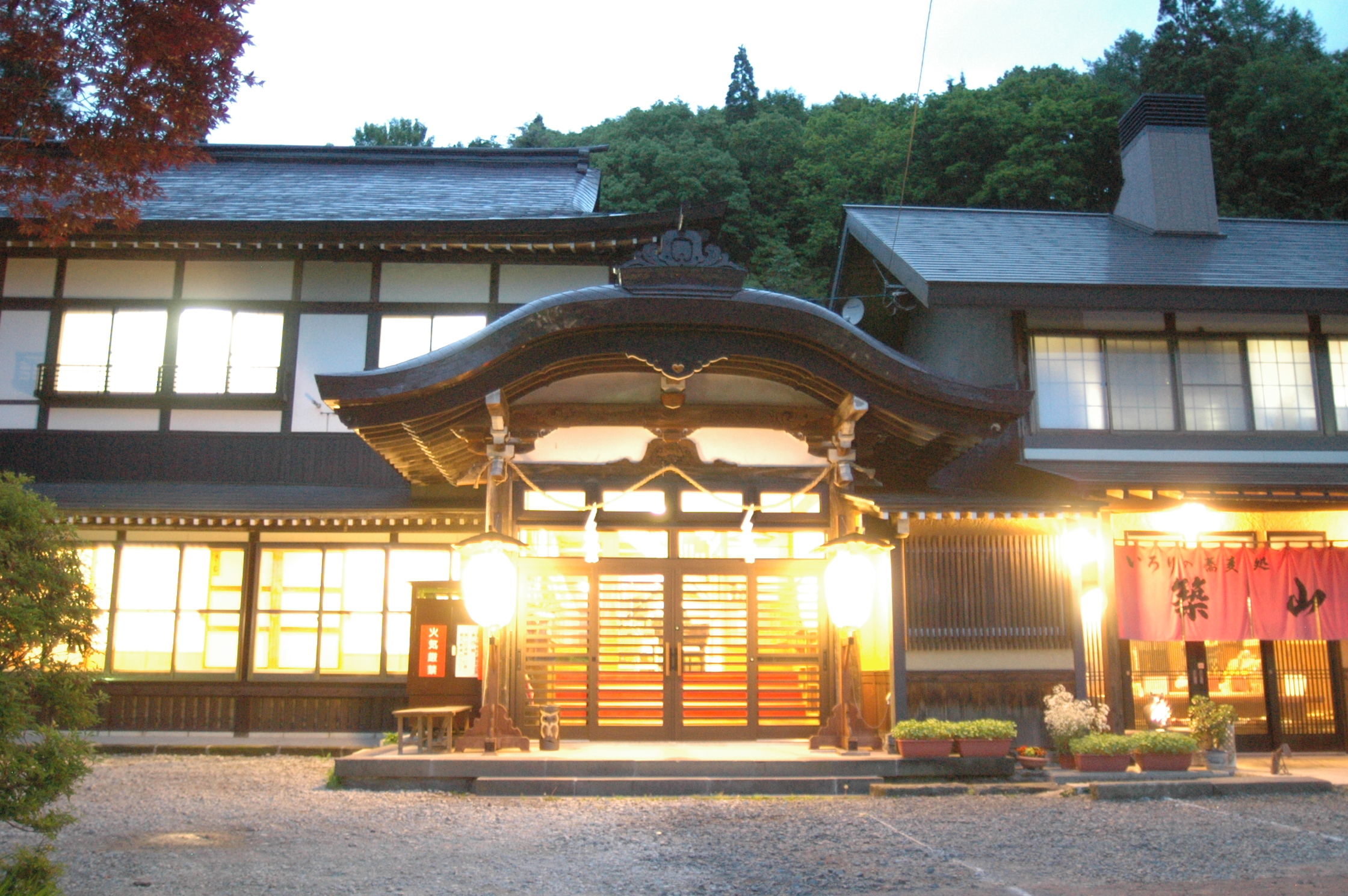 戸隠神社宿坊　いろりのそば処　築山