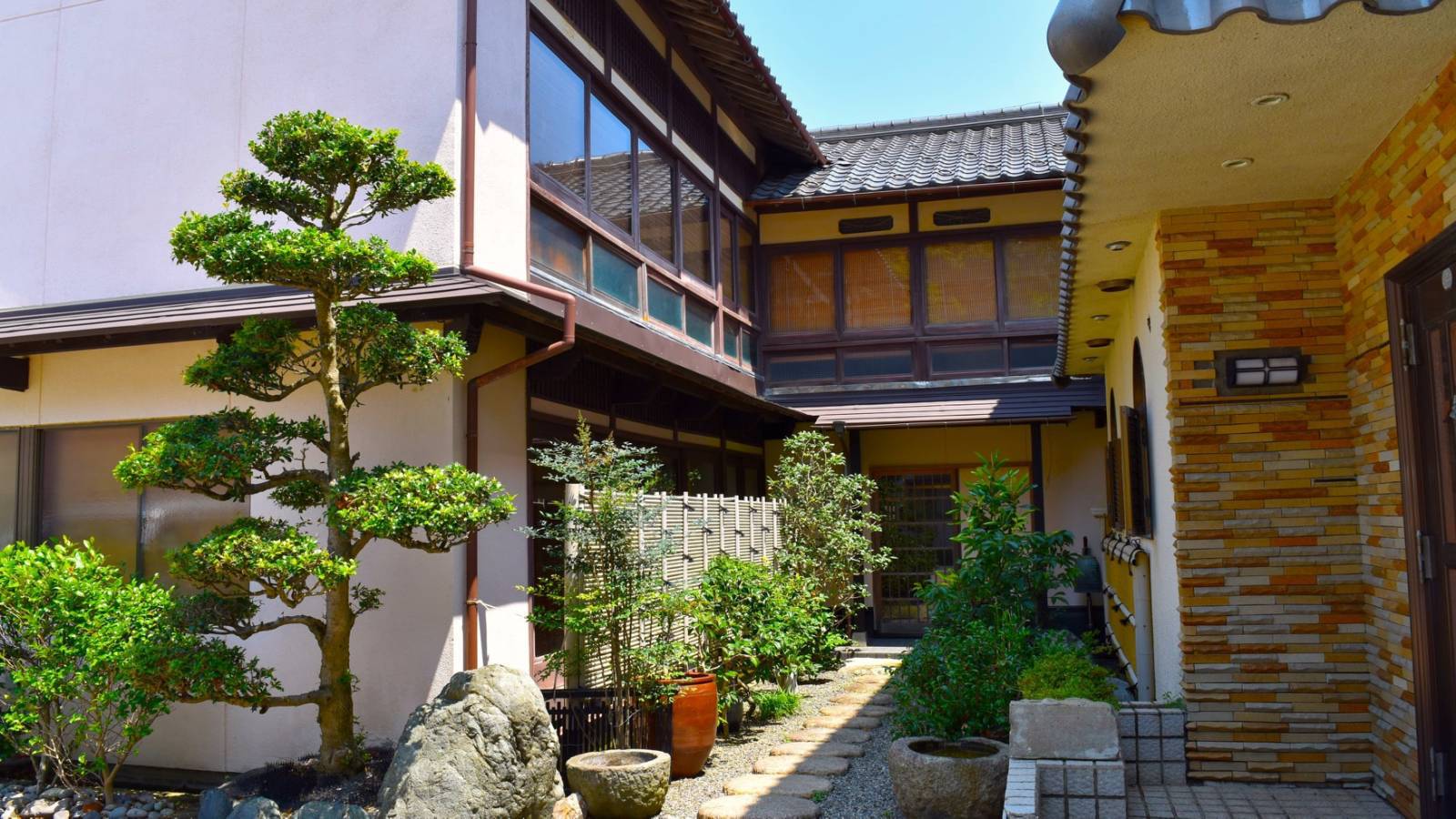 宿居　三養荘