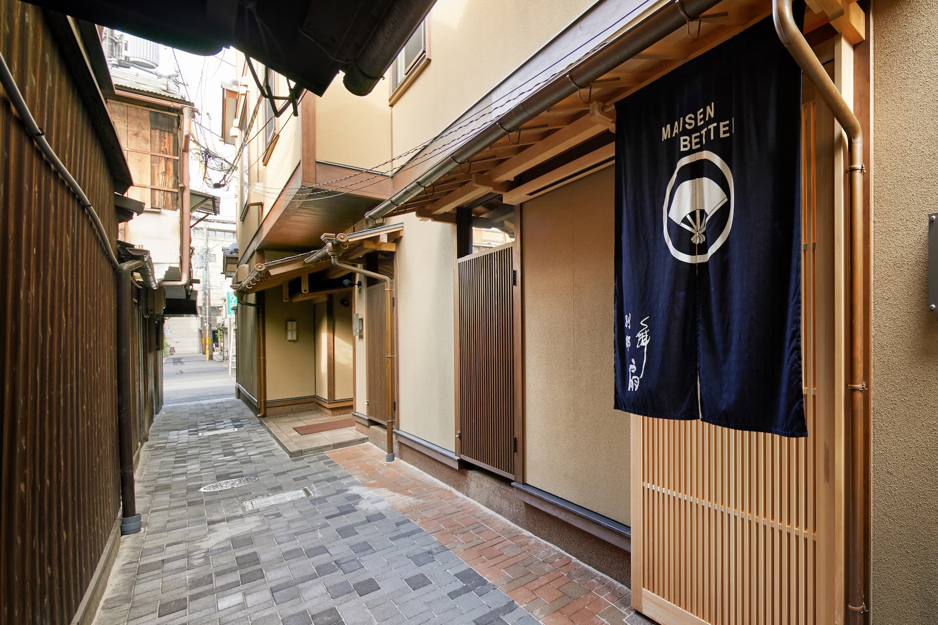 HANARE KYOTO 冷泉の宿 祇園舞扇