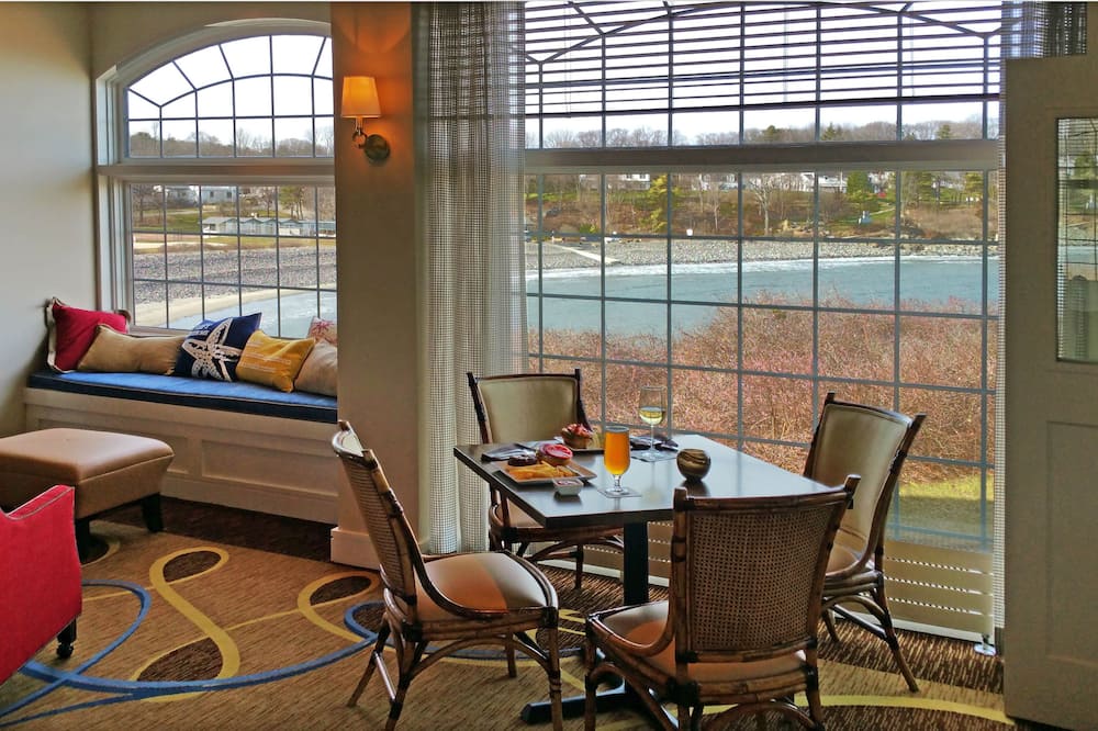 ステージ ネック イン 写真