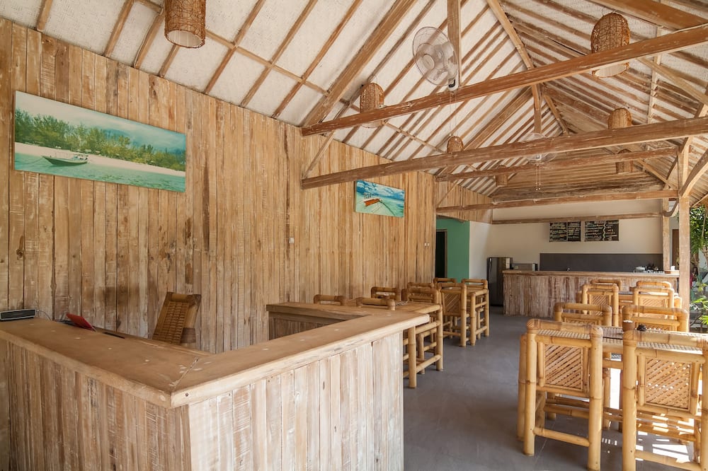 ギリ エア エスケープ - アダルツ オンリー 写真