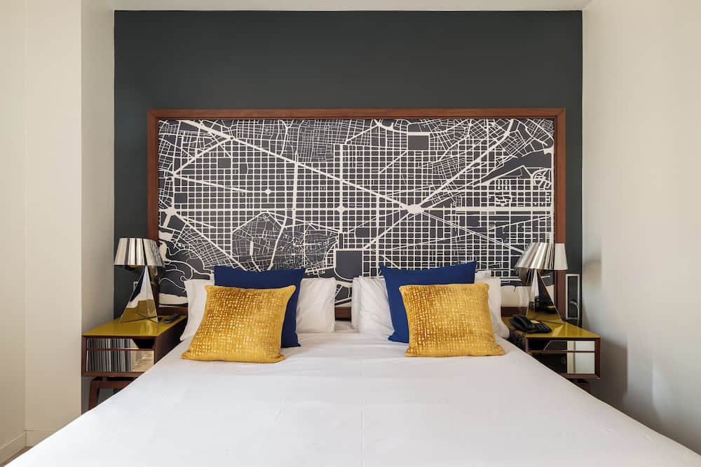 ナイトリー バルセロナ ポブレノウ 写真