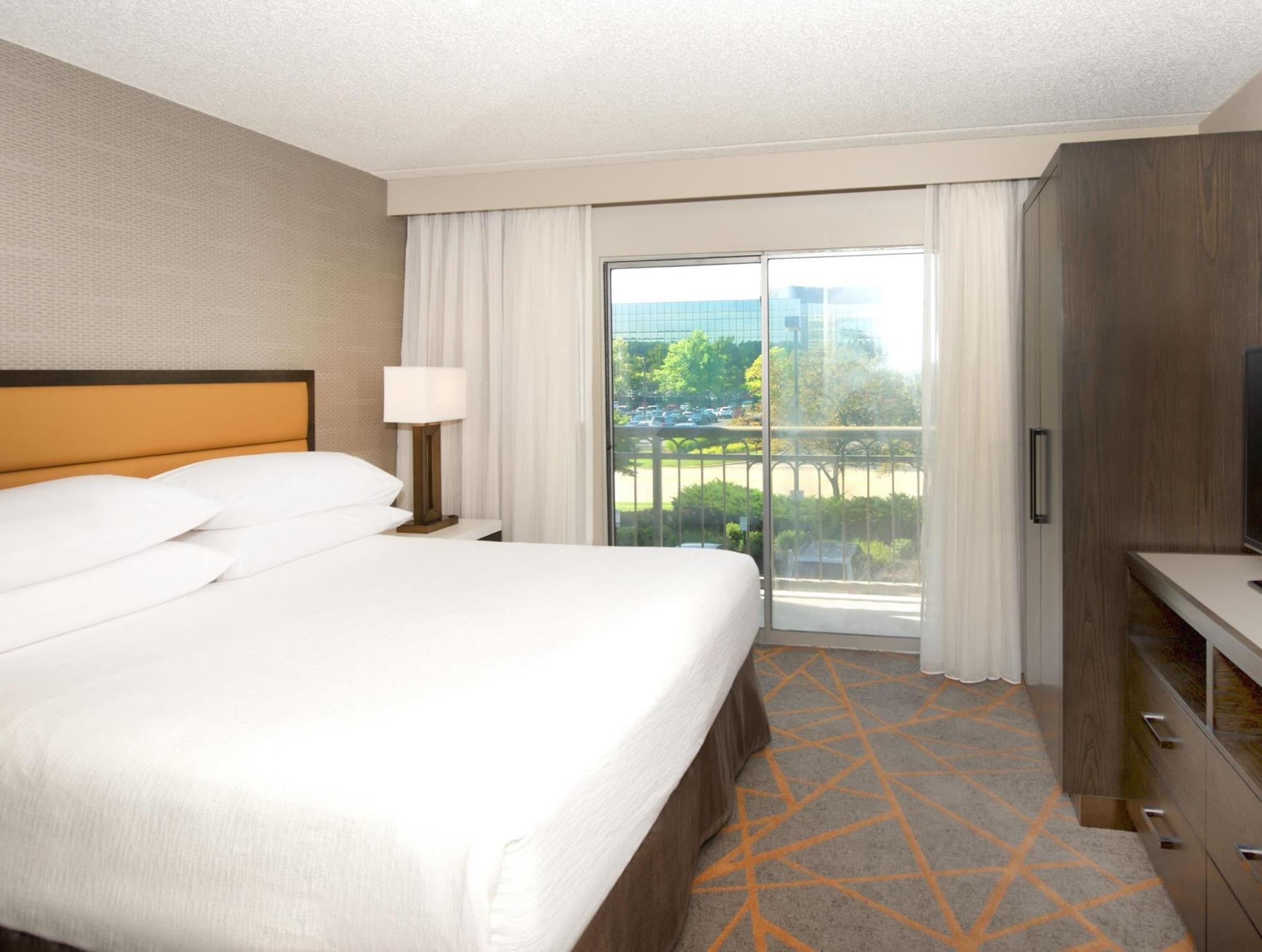 エンバシー スイーツ バイ ヒルトン シンシナティ ノースイースト ブルー アッシュ 写真