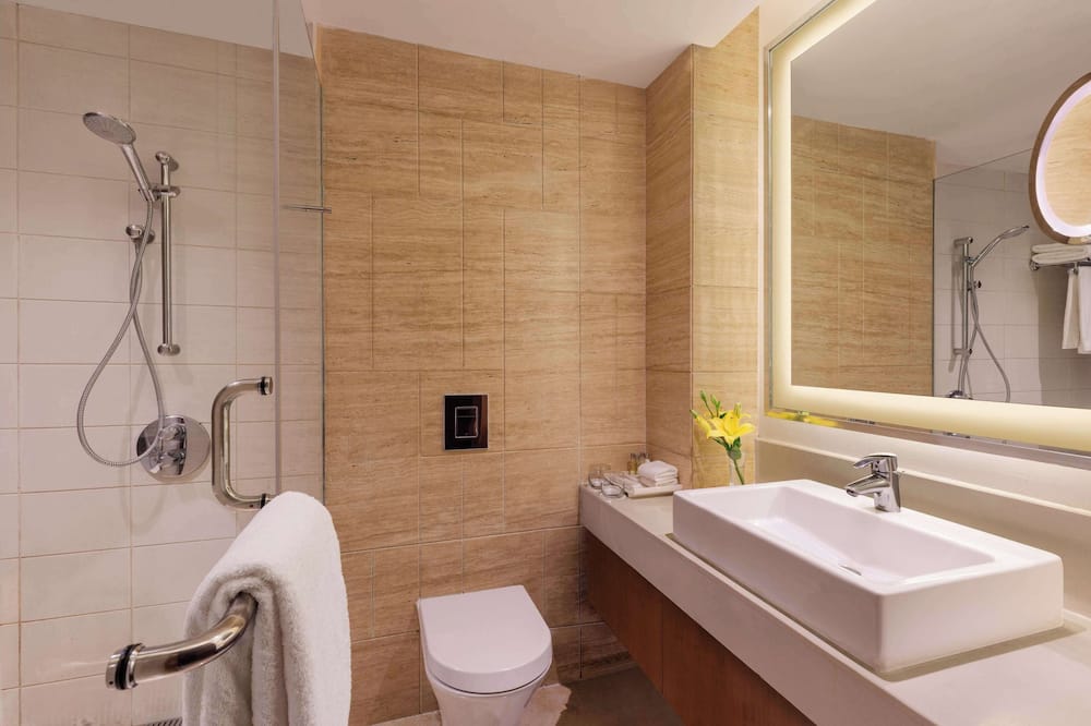 ダブルツリー バイ ヒルトン グルガーオン 写真