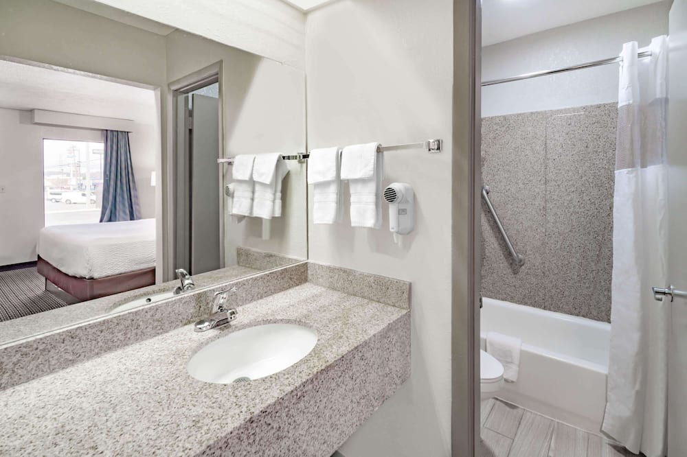 デイズ イン バイ ウィンダム クックビル 写真