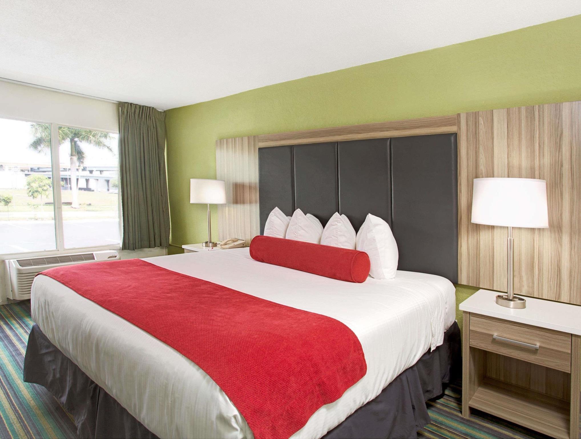 ラマダ バイ ウィンダム フォート ローダーデール エアポート クルーズ ポート 写真