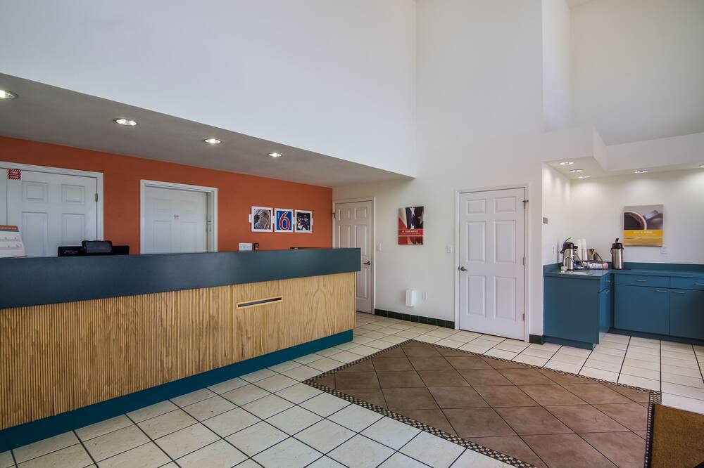 モーテル 6 ペンサコーラ、フロリダ - NAS 写真