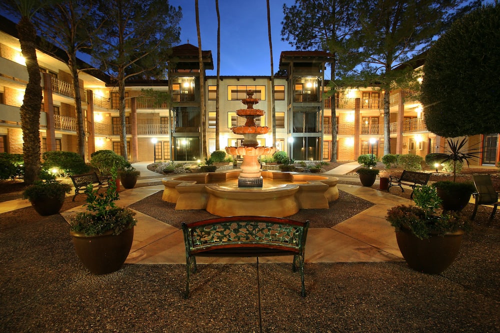 ダブルツリー スイーツ バイ ヒルトン トゥクソン エアポート 写真