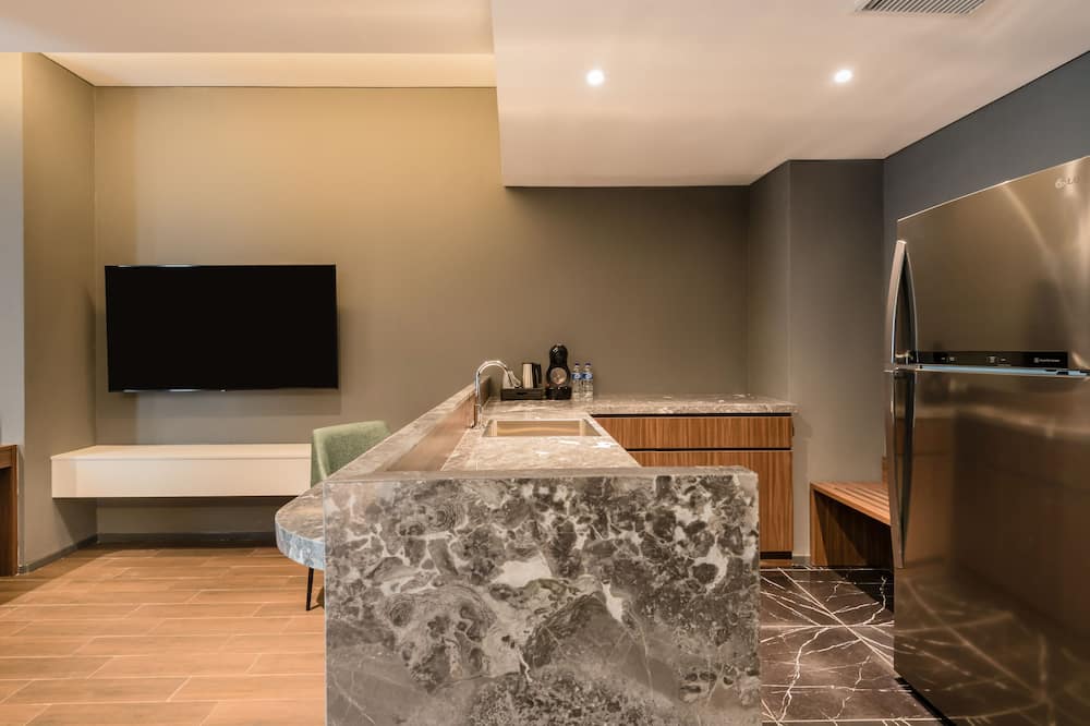 アシュレー タナ アバン 写真