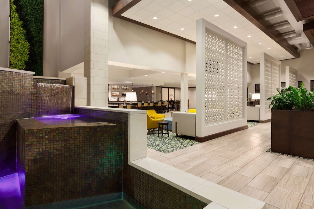 Embassy Suites San Antonio Brooks Hotel & Spa 写真
