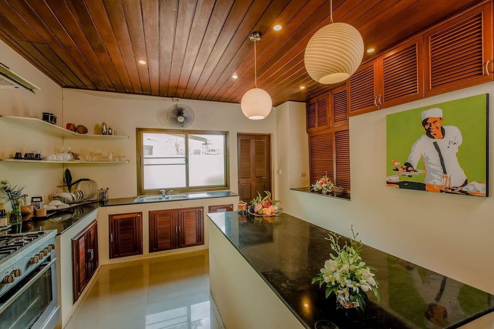 ザ プリビレッジ ホテル エズラ ビーチ クラブ 写真