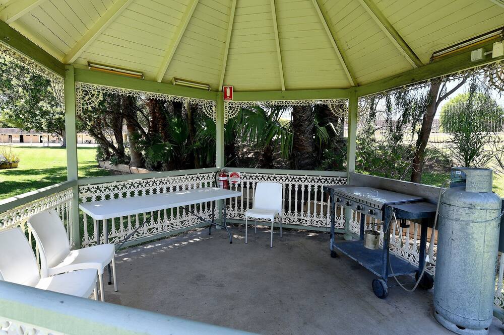 バーク アンド ウィルス モーター イン 写真