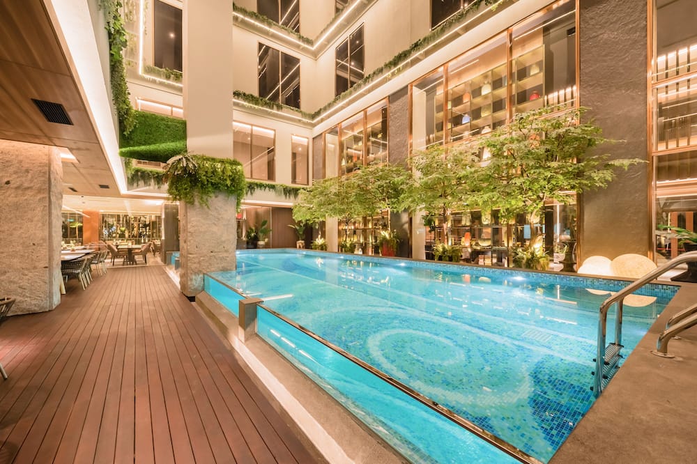 アシュレー タナ アバン 写真