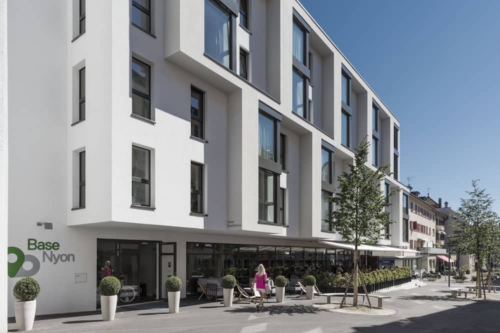 ベース ニヨン 写真