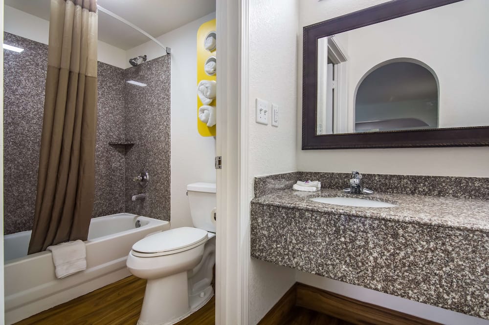 モーテル 6 ペンサコーラ、フロリダ - NAS 写真