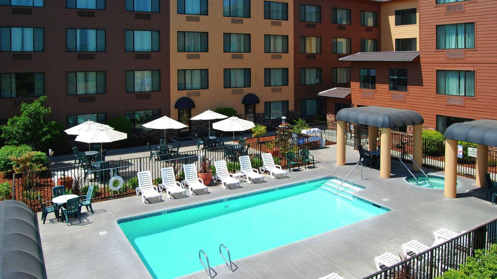 Oxford Suites Chico 写真