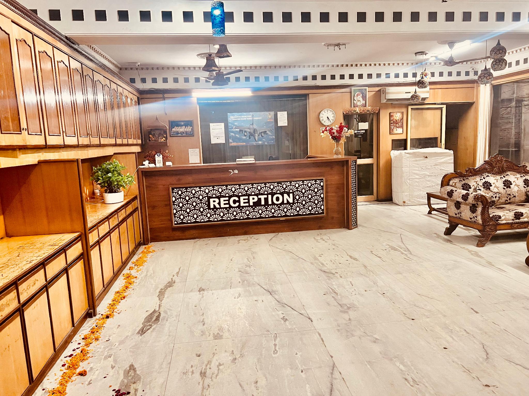 ホテル クローネ デリー ニア IGI エアポート デリー 写真