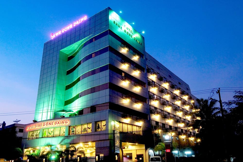 ホテル シュウェ ゴーン ダイン 写真