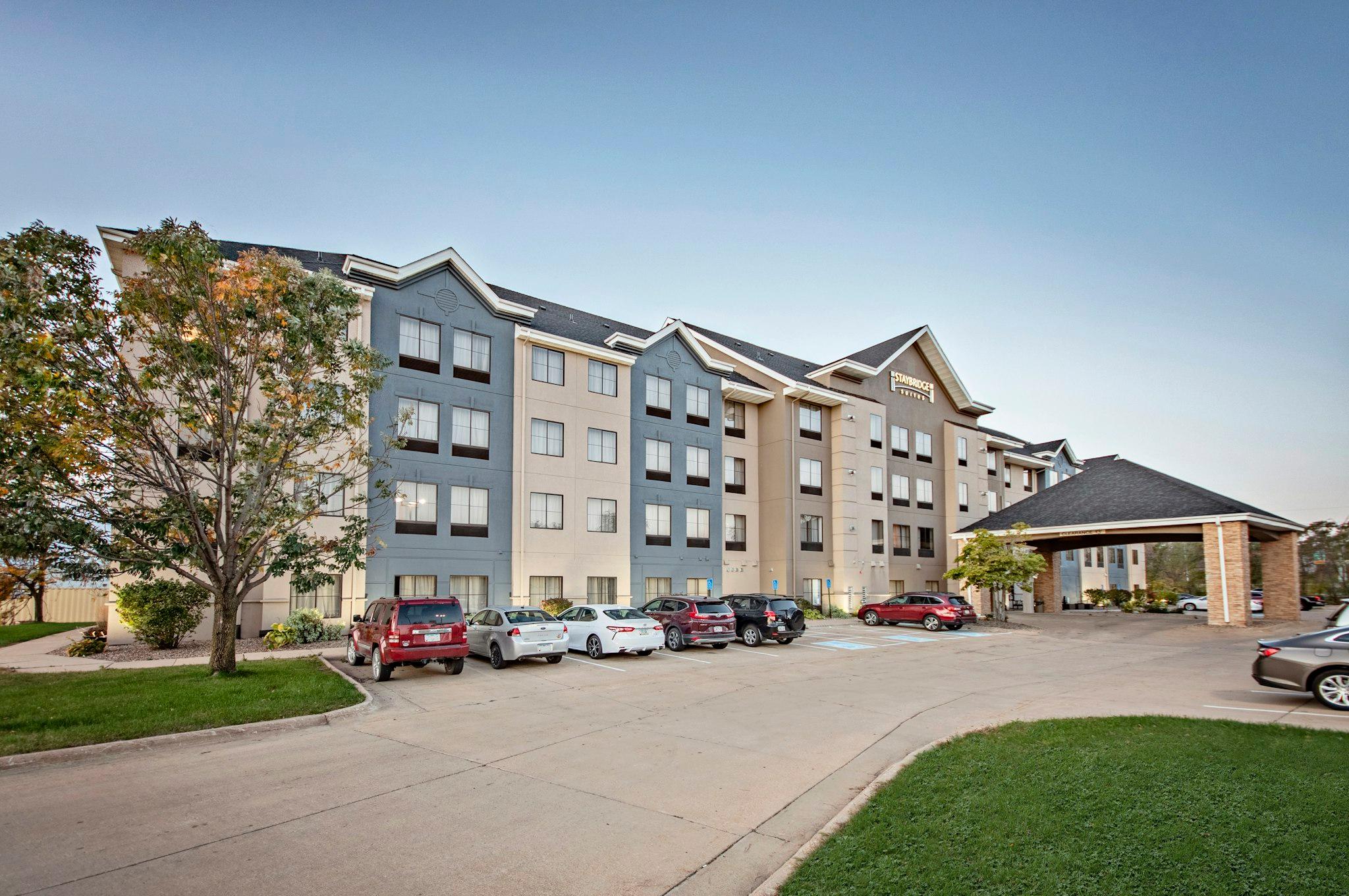 Staybridge Suites Cedar Rapids North by IHG 写真