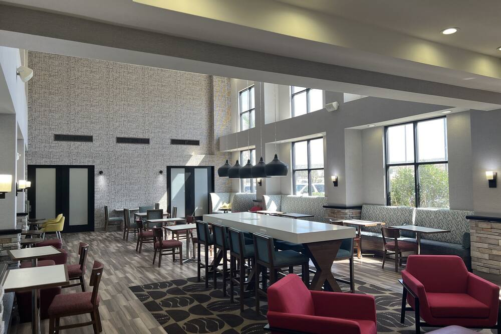 ハンプトン イン & スイーツ バーストウ 写真