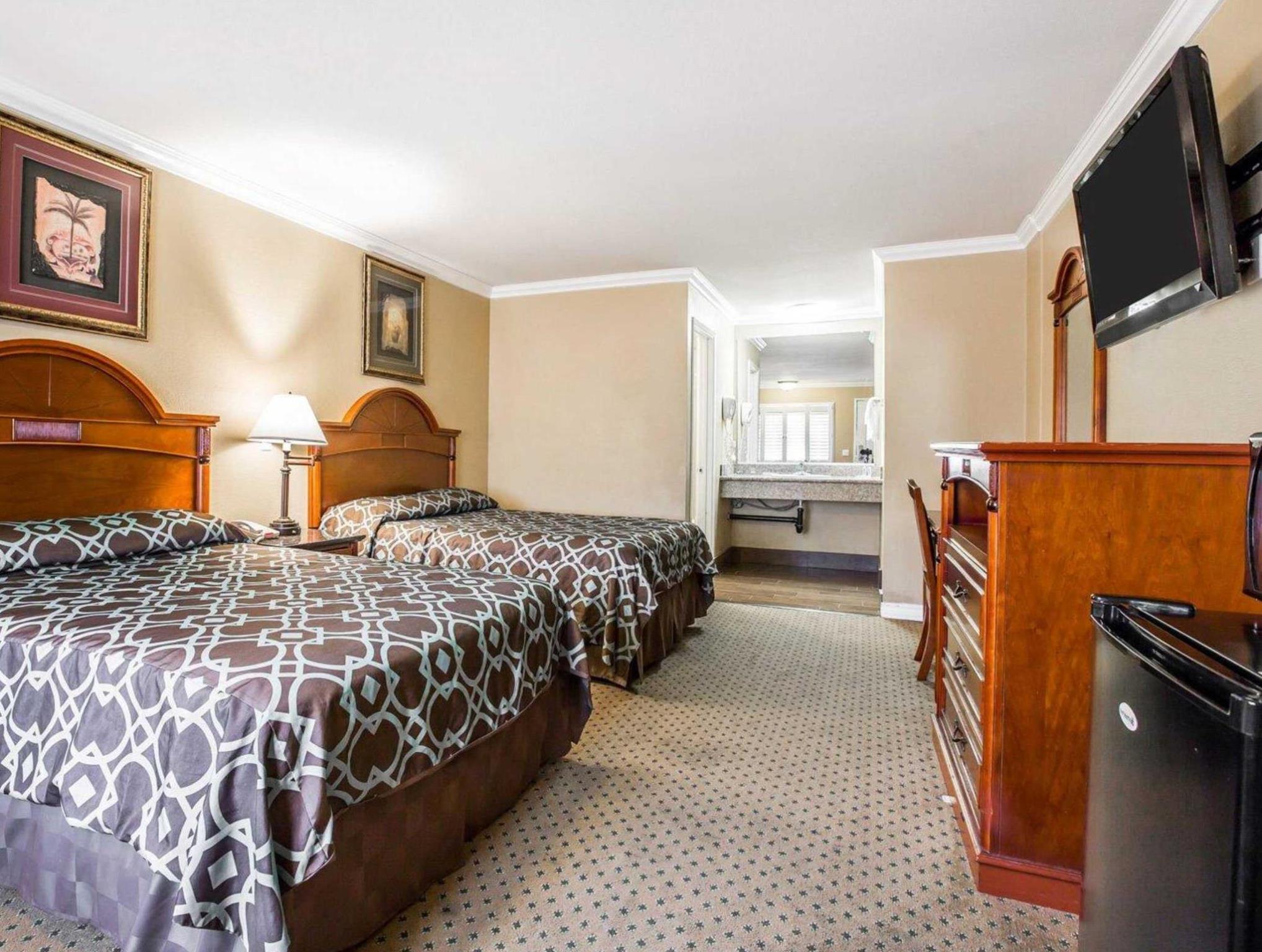 ロードウェイ イン アーテシア セリトス 写真