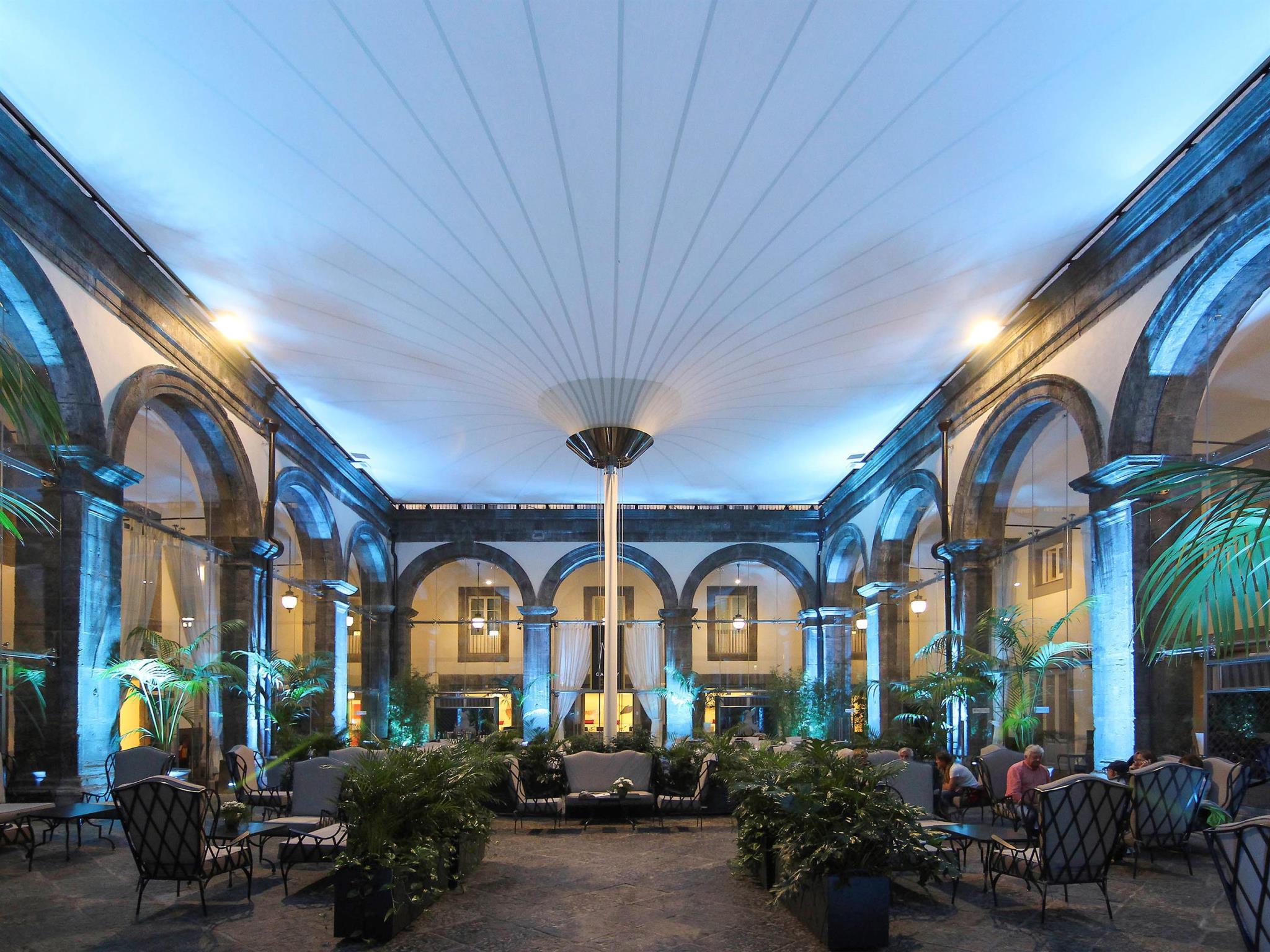 パラッツォ カラッチョーロ ナポリ 写真