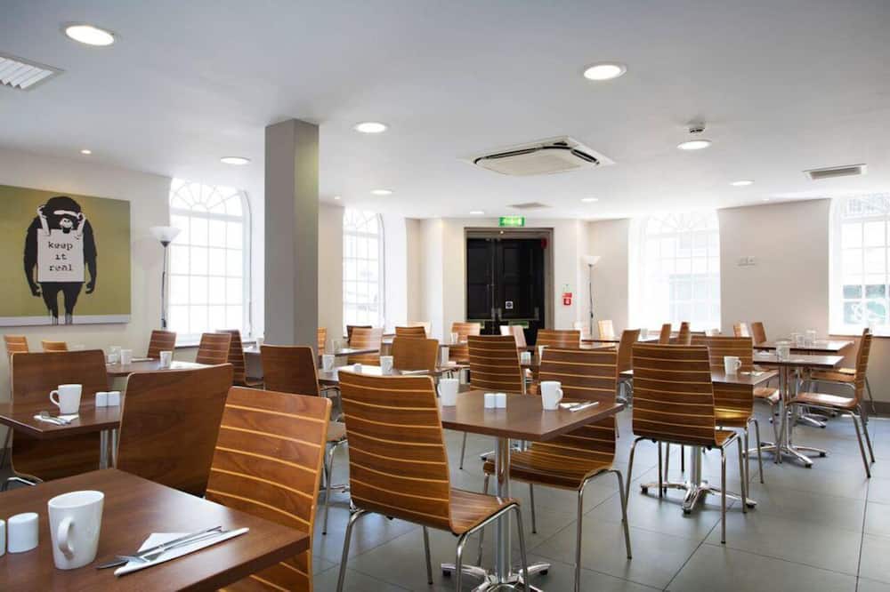 ブリタニア スタディ ホテル 写真