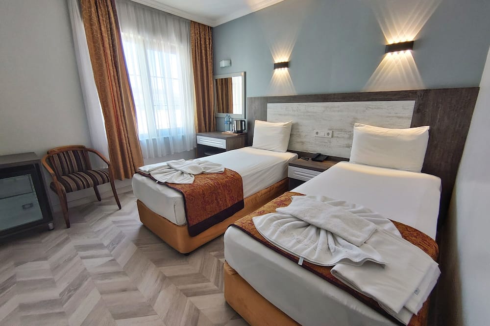 ホテル オリエント ミントゥール 写真