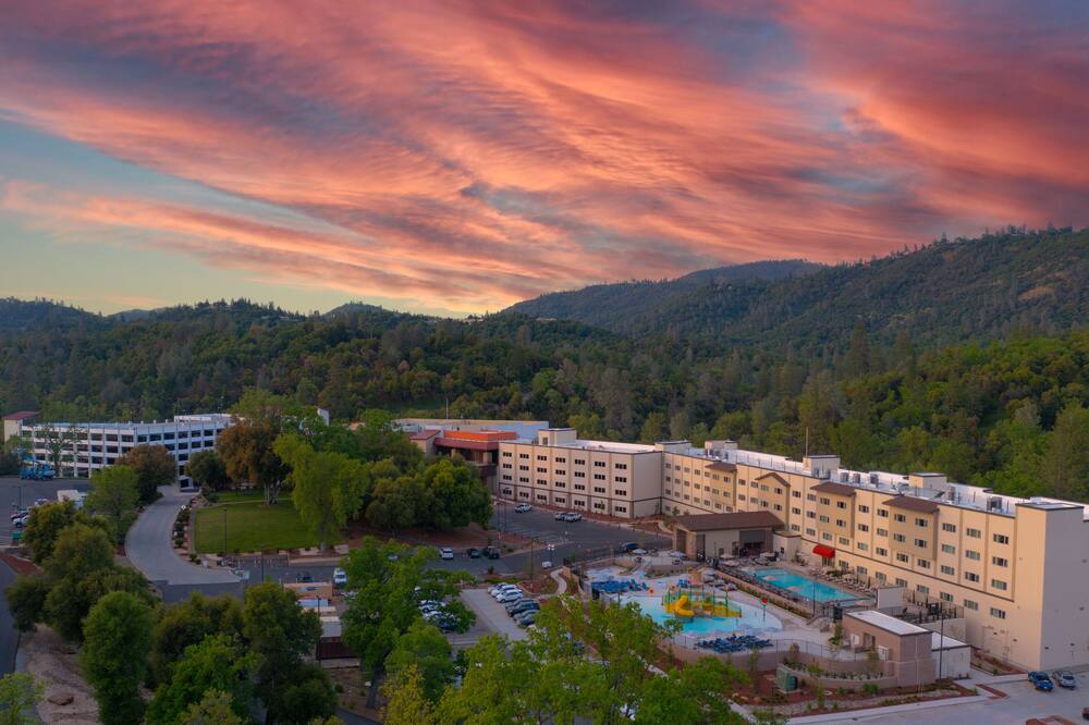 The Hotel at Black Oak Casino Resort 写真