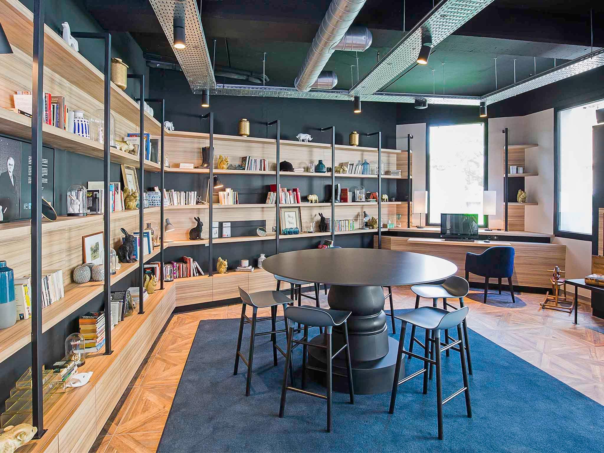 イビス スタイルズ ラヴァル サントル ガール 写真