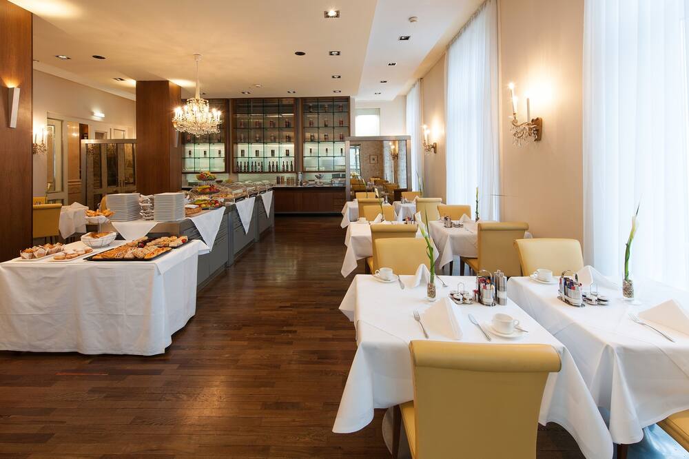 アンバサダー ホテル 写真