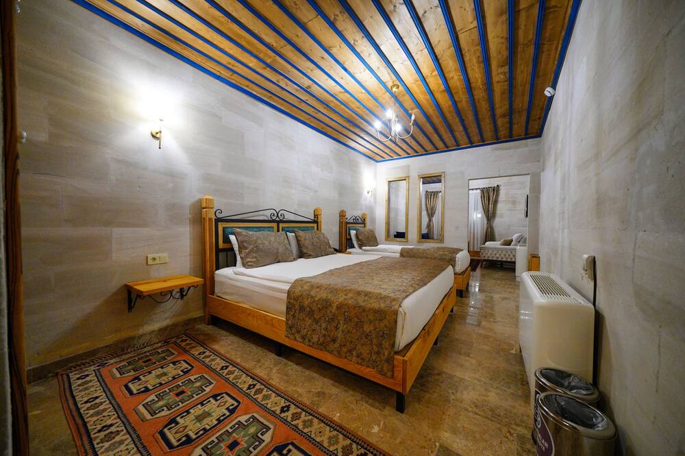 ケーブ ホテル サクサガン 写真