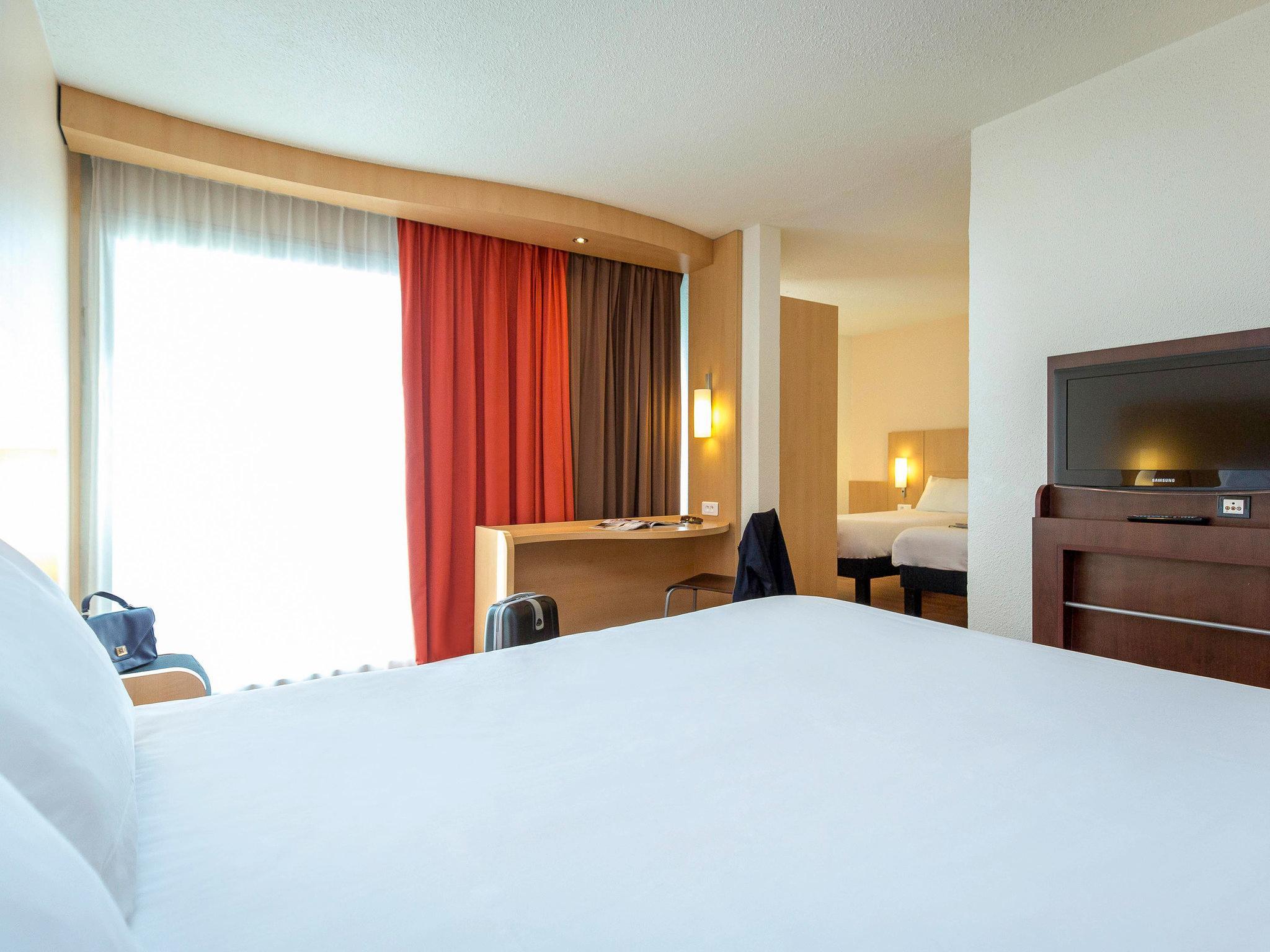 イビス カヴァイヨン ルベロン 写真