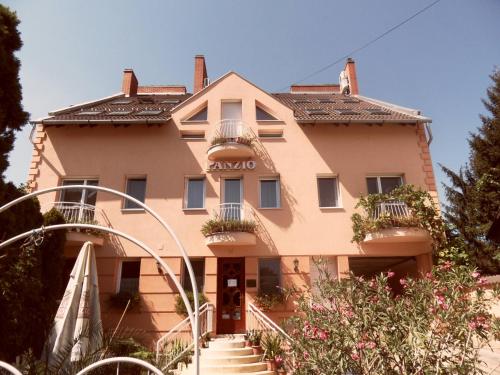 Kálmán Panzió 写真