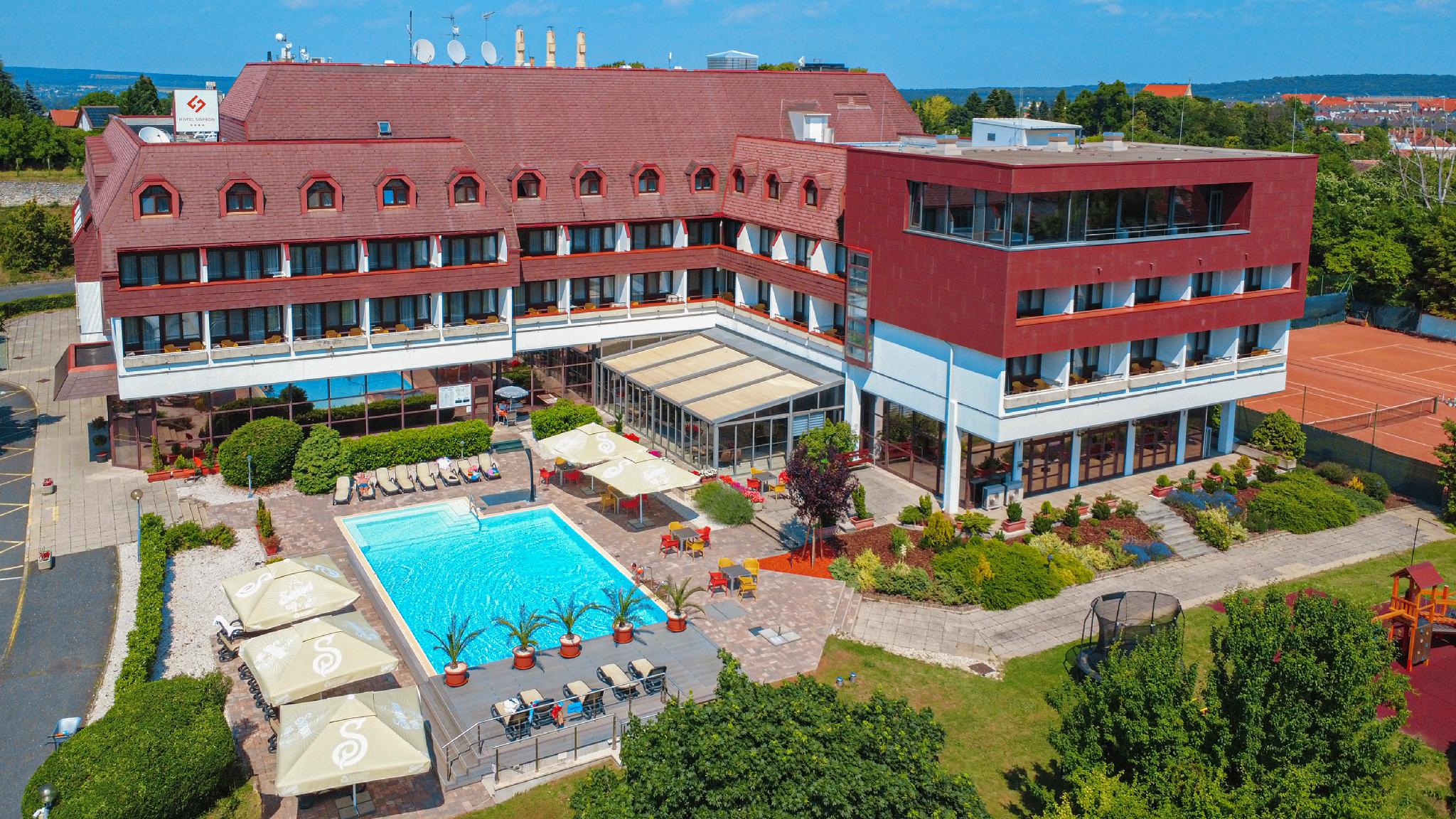 ホテル ショプロン 写真