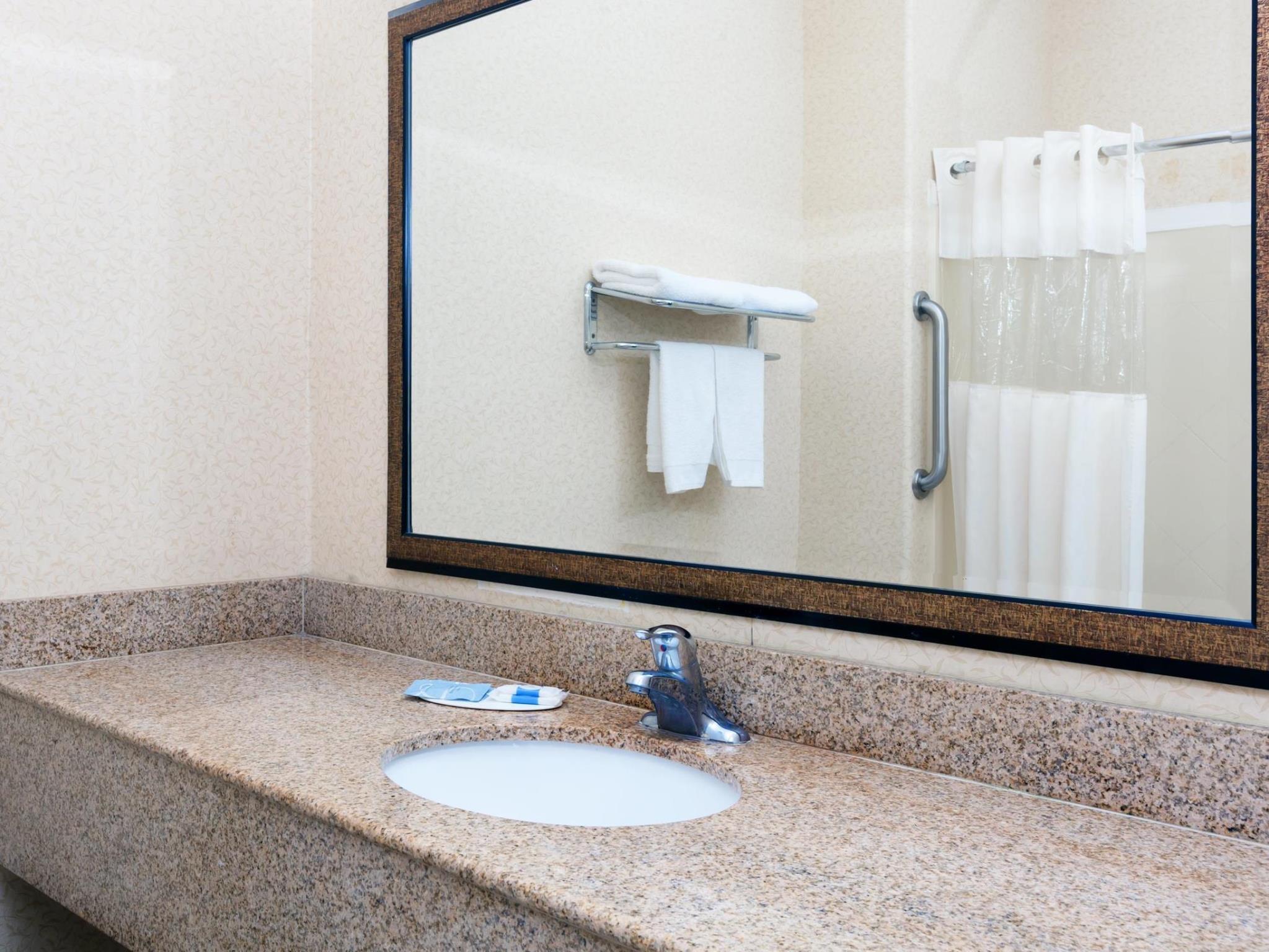 ハワード ジョンソン バイ ウィンダム ベーカーズフィールド 写真