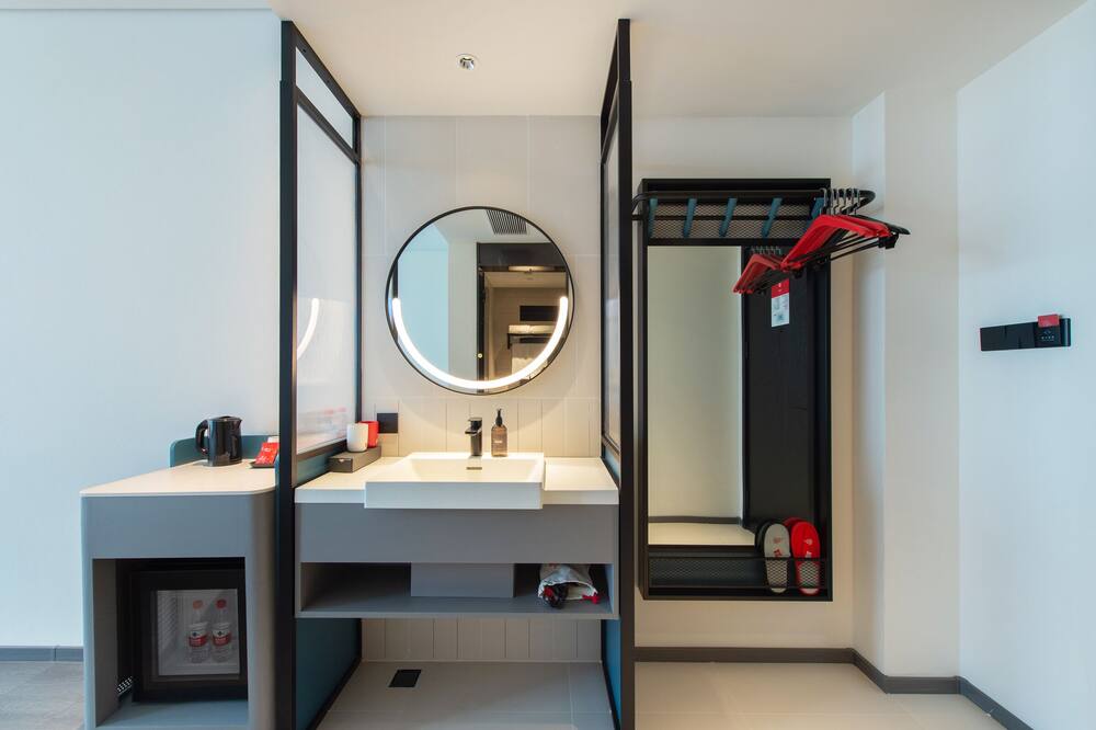 ibis Jiaodong Airport EMU Town Store 写真