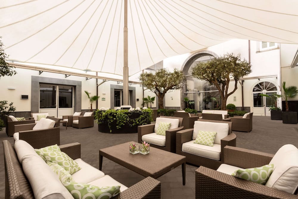 パラッツォ カラッチョーロ ナポリ 写真