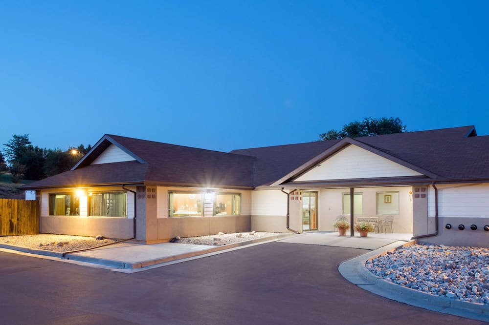 スーパー 8 バイ ウィンダム ホット スプリングス 写真