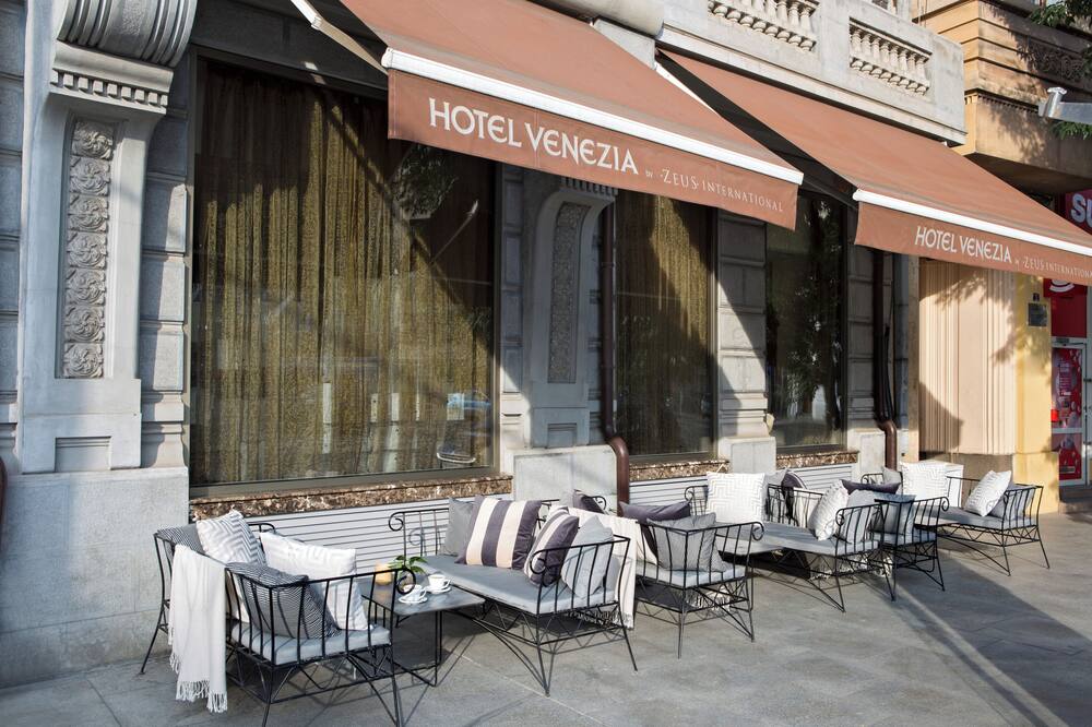 Zeus Essence Bucharest Venezia 写真