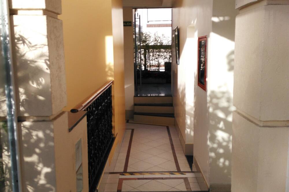 ホテル AYB インターナショナル 写真