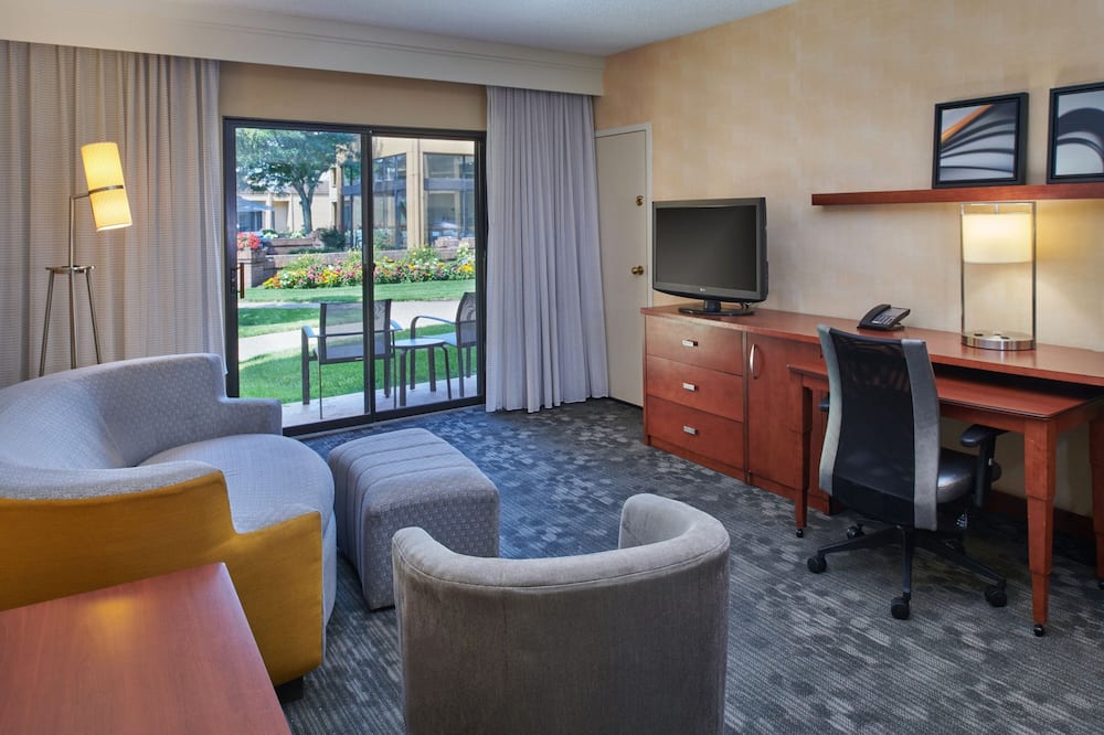 Courtyard by Marriott Detroit Dearborn 写真