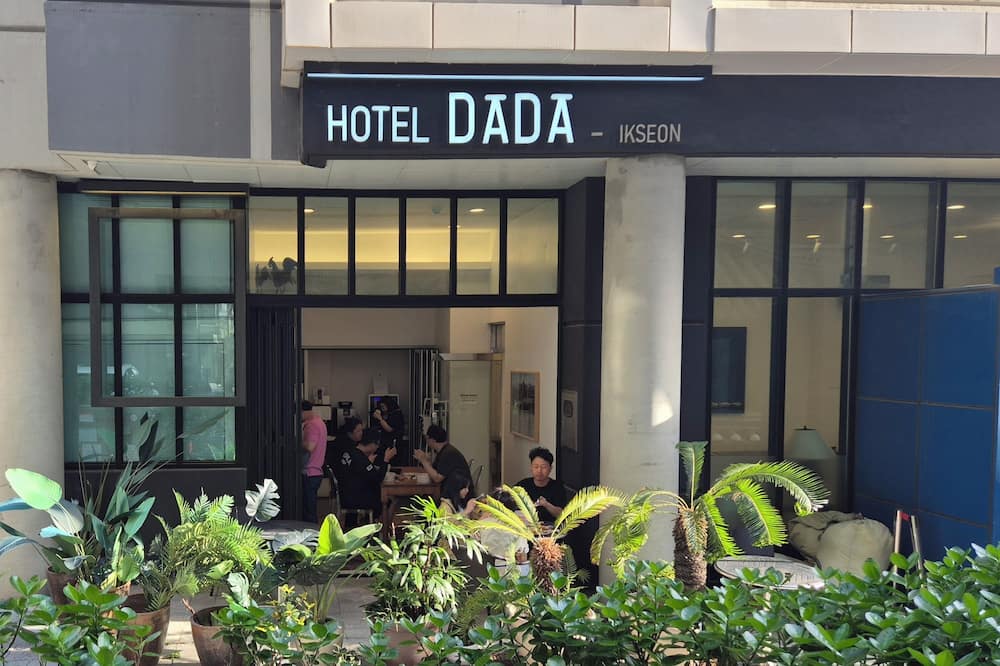 ホテル ダダ インサドン 写真