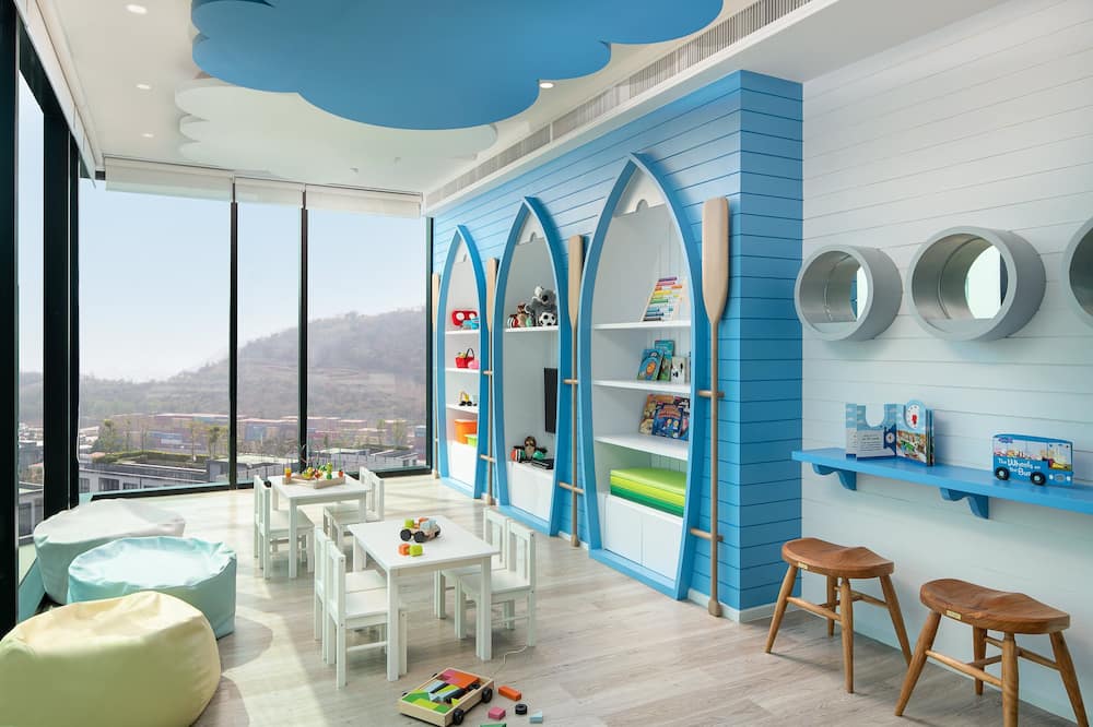 ホリデイ イン ＆ スイーツ シーラチャ ラエムチャバン バイ IHG 写真