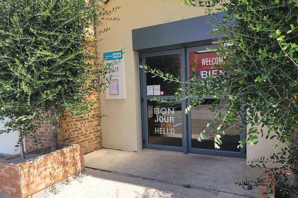 キリヤード デイレクト アルル 写真