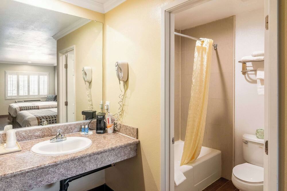 ロードウェイ イン アーテシア セリトス 写真