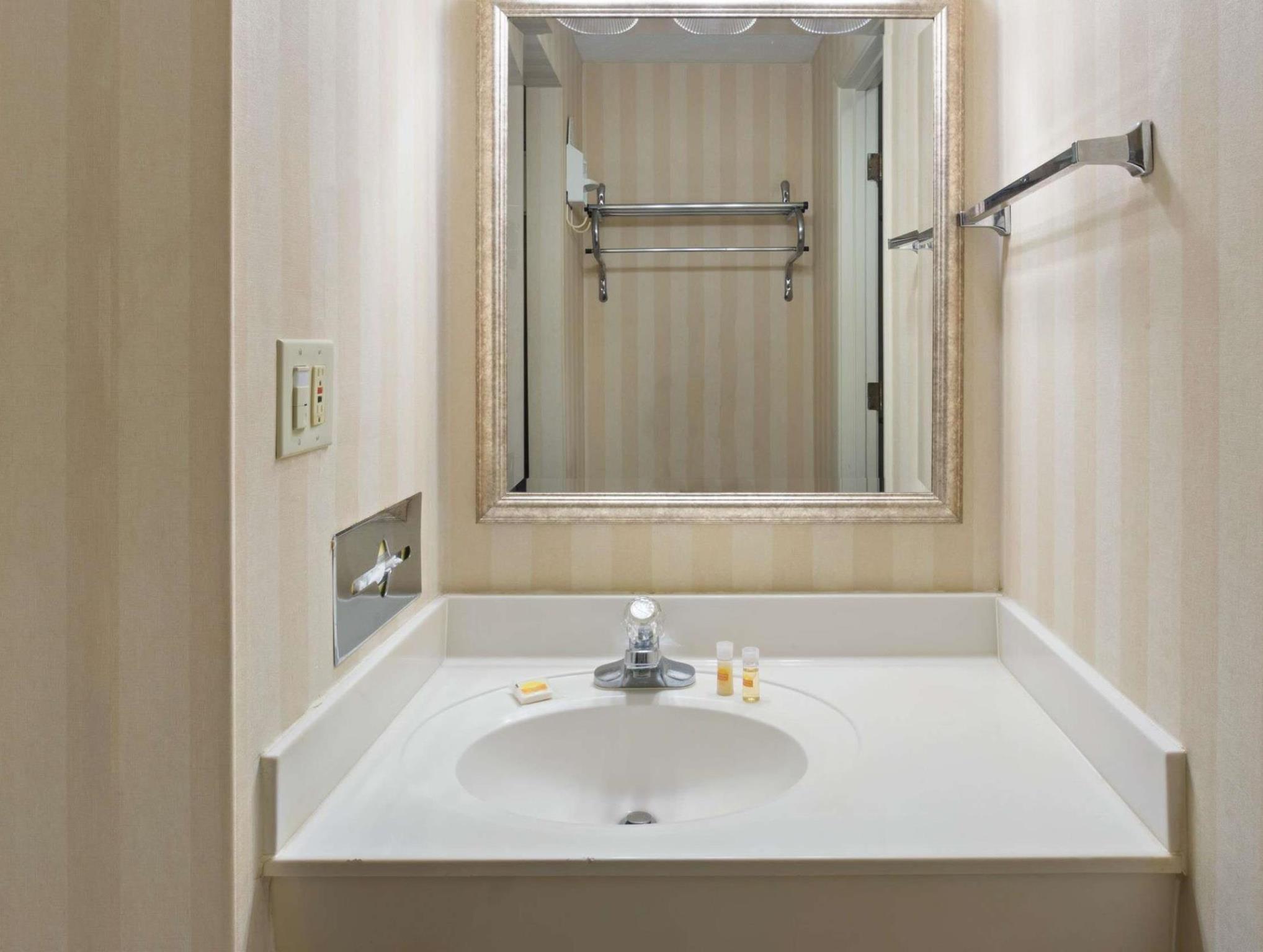 デイズ イン & スイーツ バイ ウィンダム ノースウェスト インディアナポリス 写真